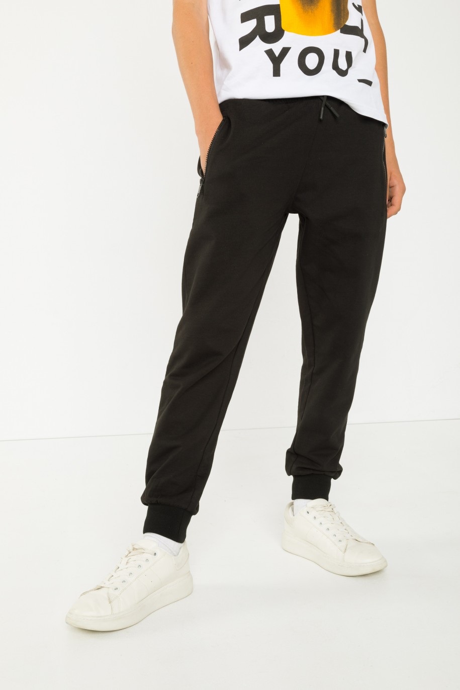 Czarne spodnie dresowe z nadrukiem z tyłu - 43879