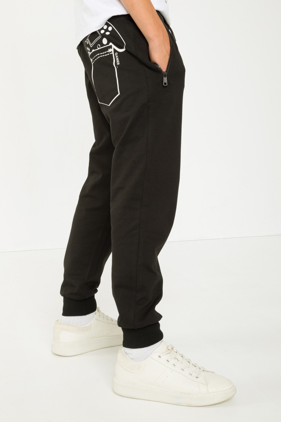 Czarne spodnie dresowe z nadrukiem z tyłu - 43880