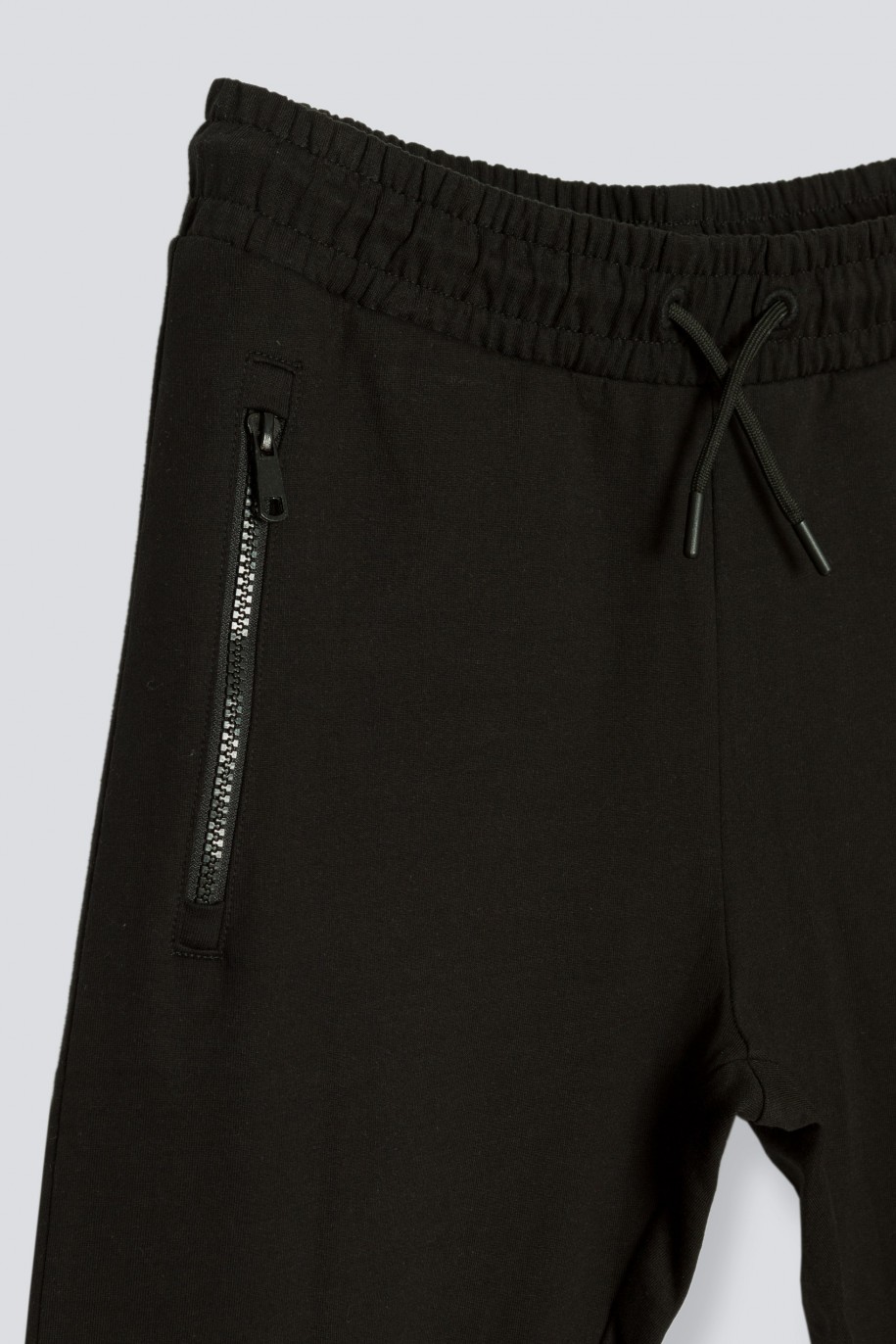 Czarne spodnie dresowe z nadrukiem z tyłu - 43883