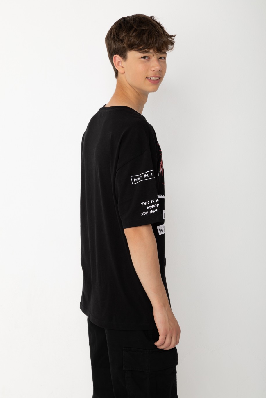 Czarny T-shirt oversize z nadrukami - 43897