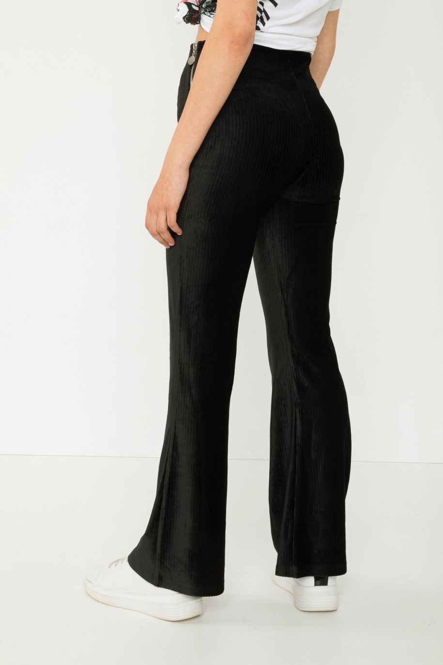Czarne welurowe spodnie typu dzwony - 43988