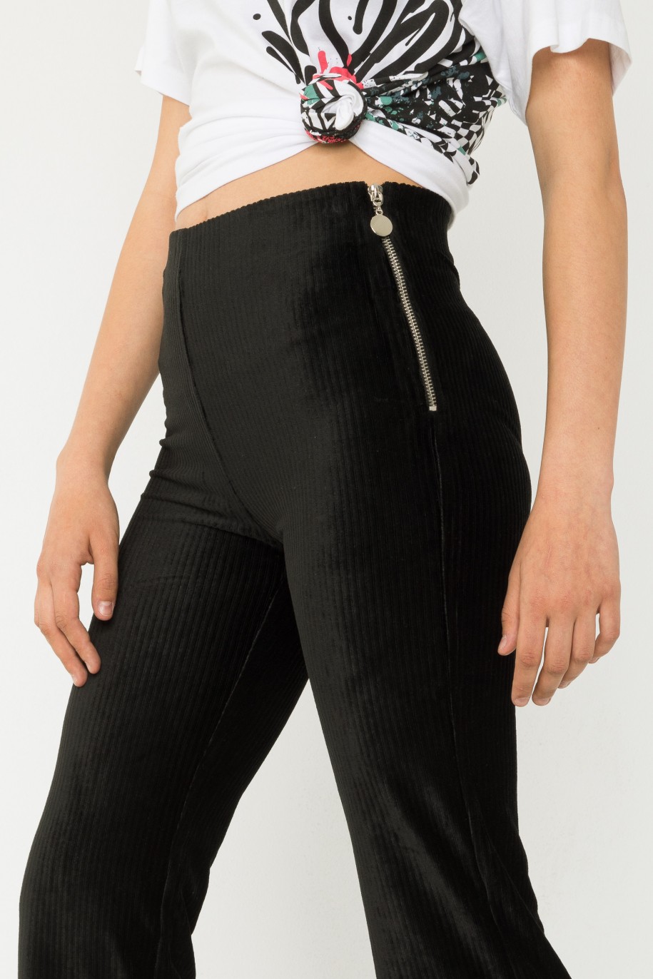 Czarne welurowe spodnie typu dzwony - 43990