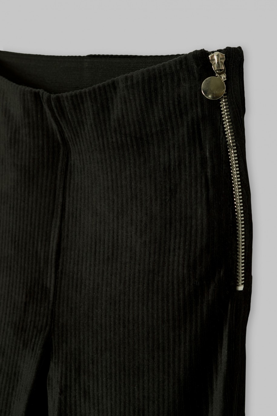 Czarne welurowe spodnie typu dzwony - 43993