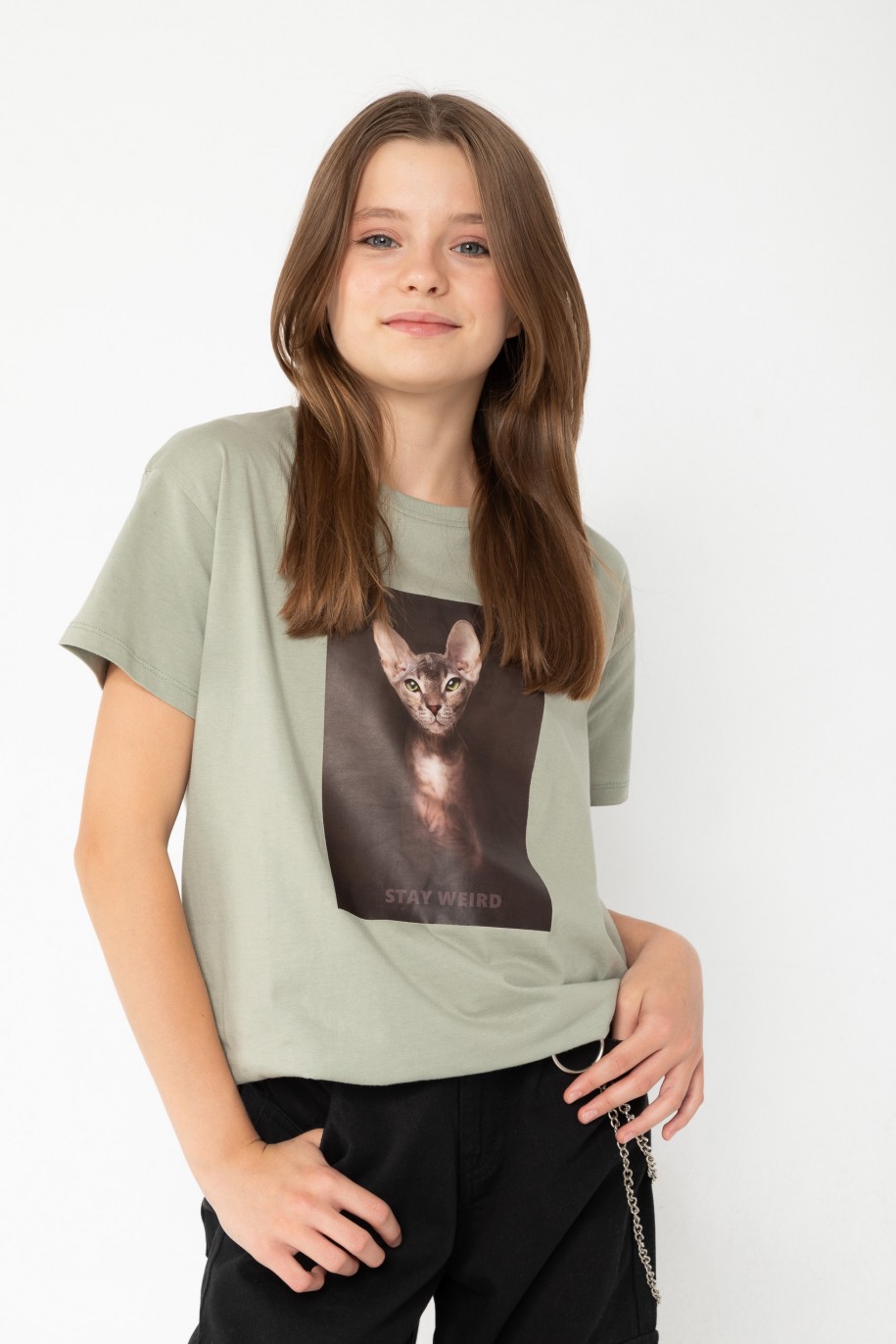 Oliwkowy T-shirt z nadrukiem z motywem kota - 44004