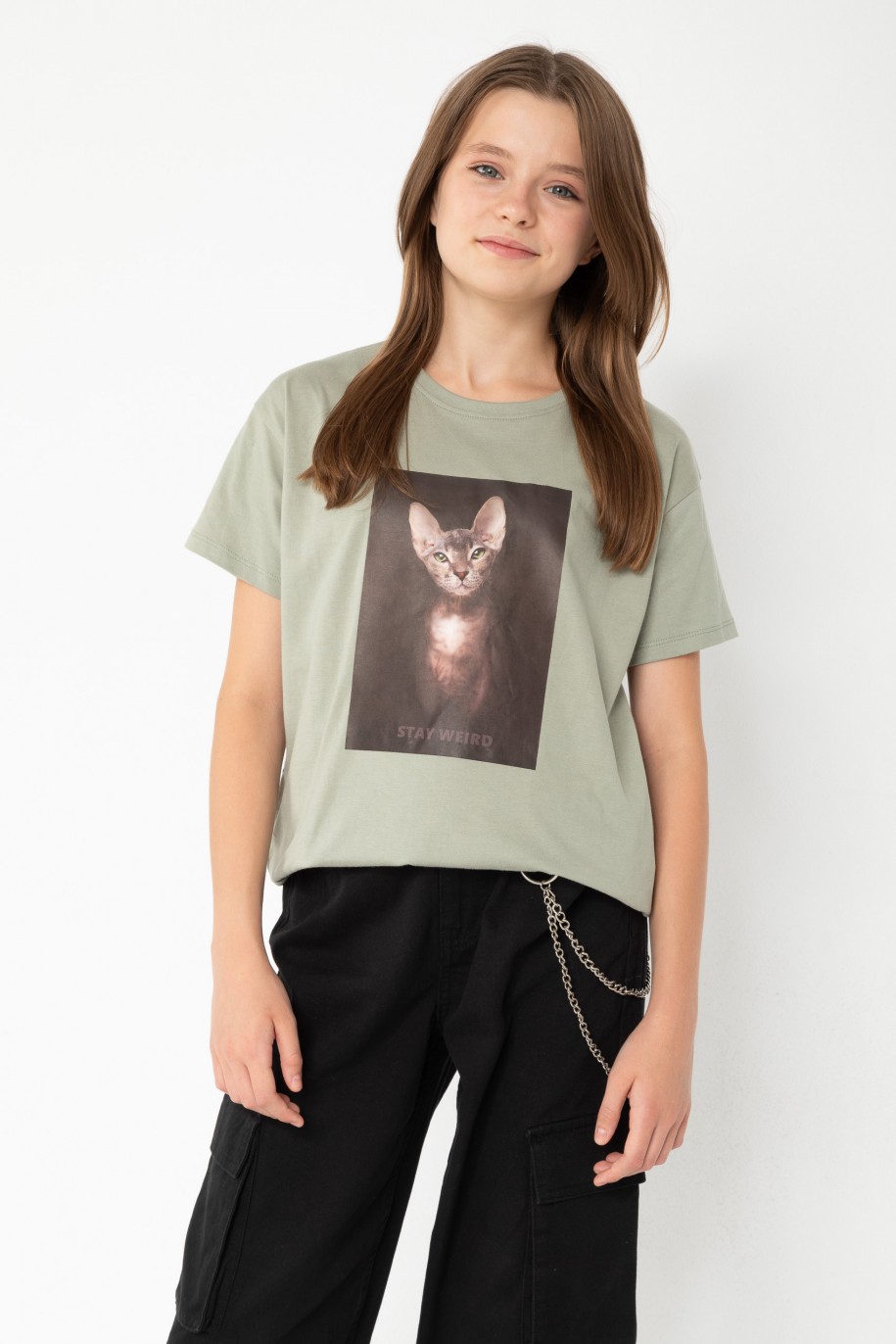 Oliwkowy T-shirt z nadrukiem z motywem kota - 44006