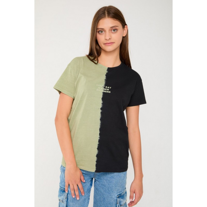 Czarno-zielony T-shirt tie dye z nadrukiem - 44016