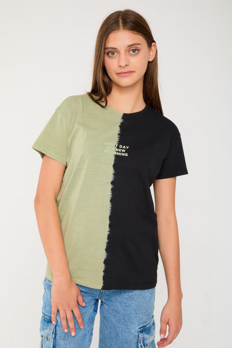 Czarno-zielony T-shirt tie dye z nadrukiem - 44016