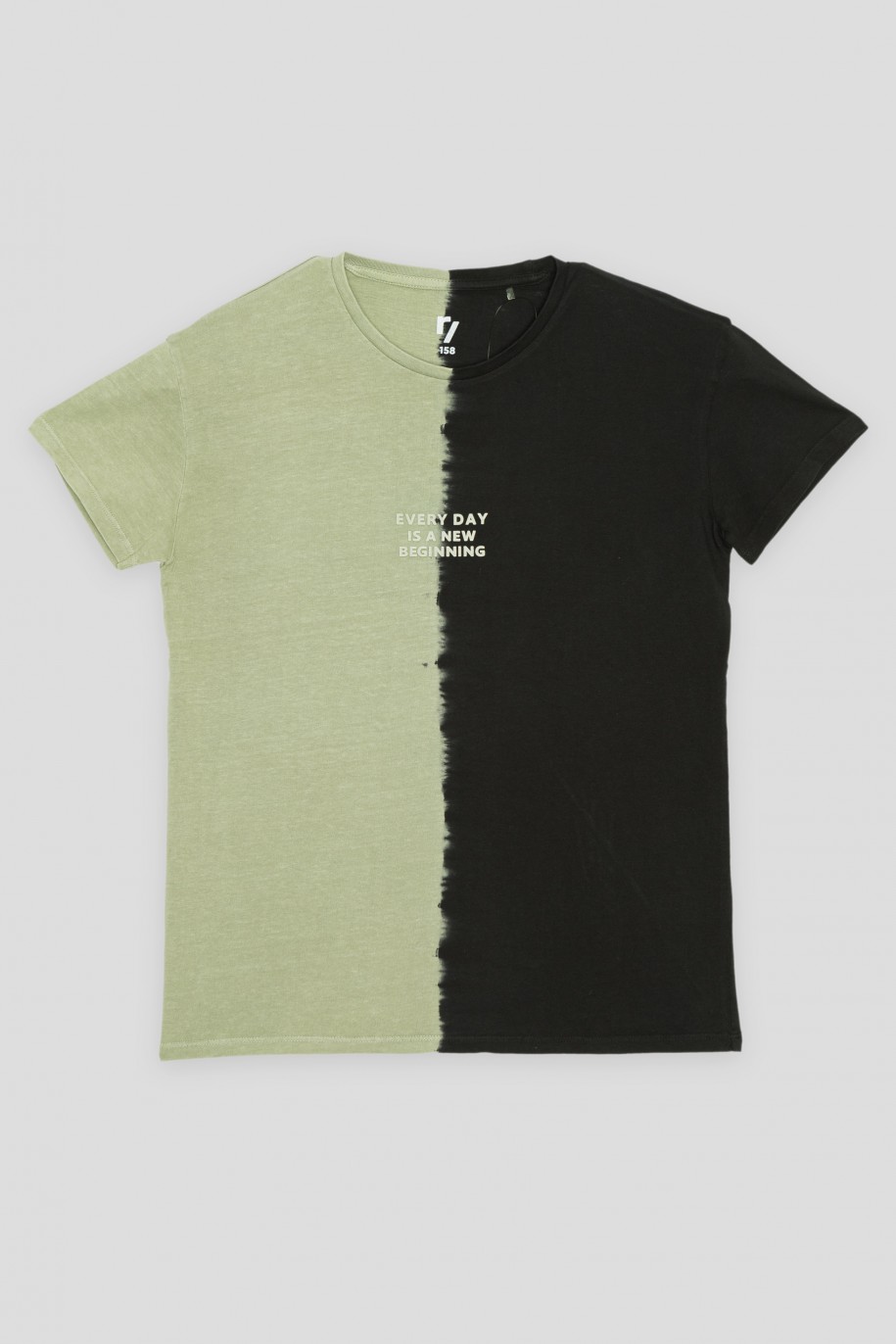 Czarno-zielony T-shirt tie dye z nadrukiem - 44020