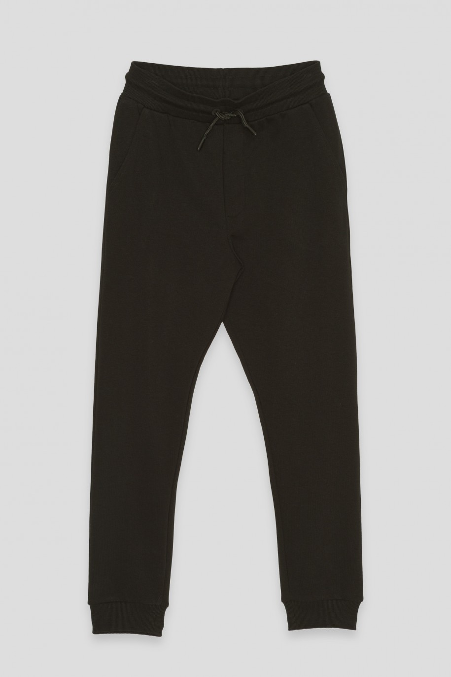 Czarne spodnie dresowe z nadrukami - 44092