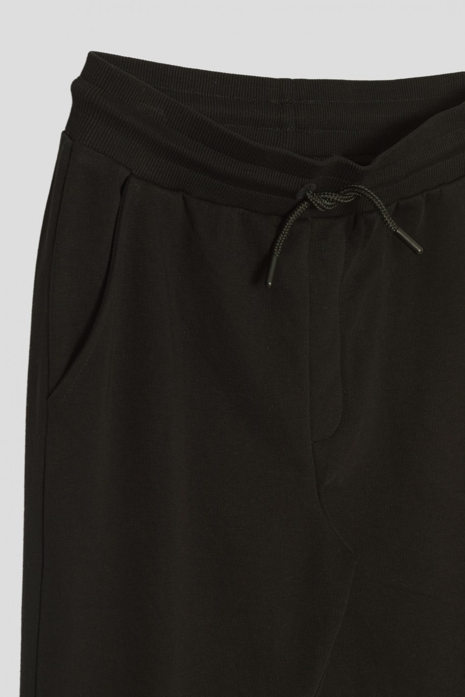 Czarne spodnie dresowe z nadrukami - 44093