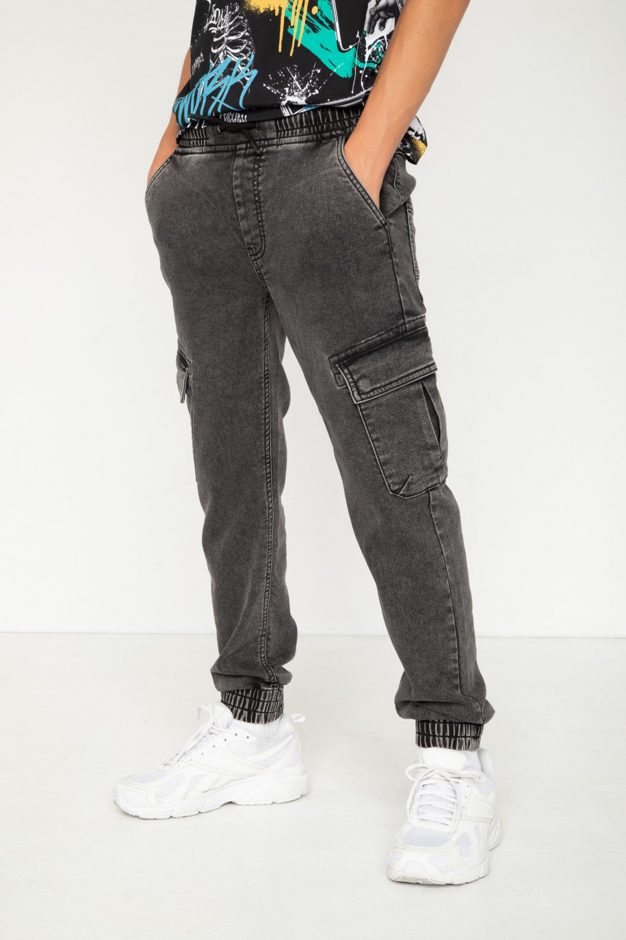Szare jeansowe spodnie jogger - 44190