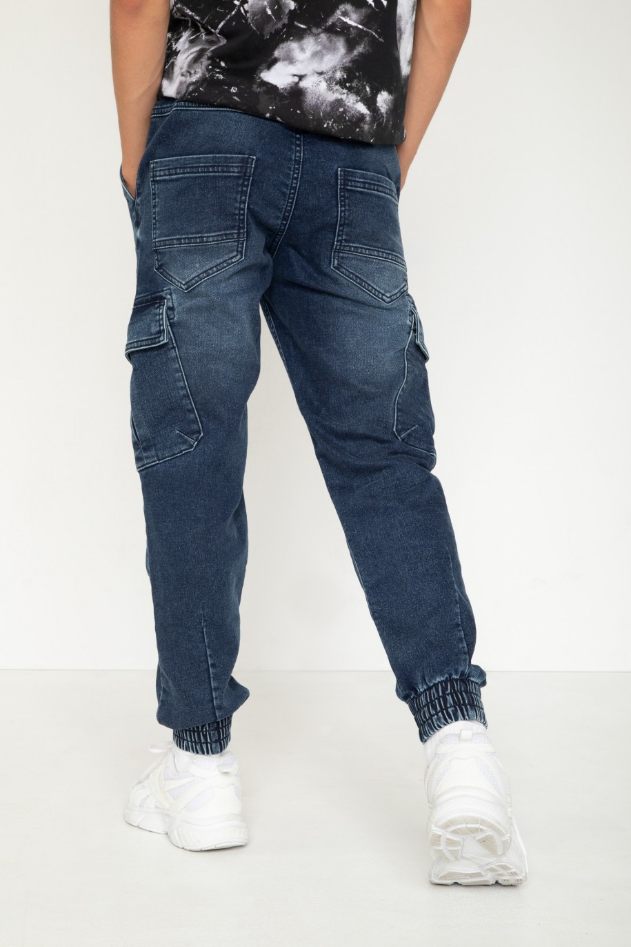 Niebieskie jeansowe spodnie jogger - 44193