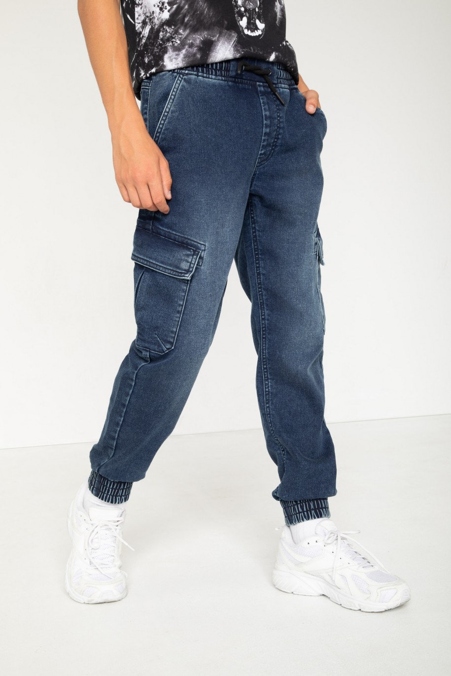 Niebieskie jeansowe spodnie jogger - 44195