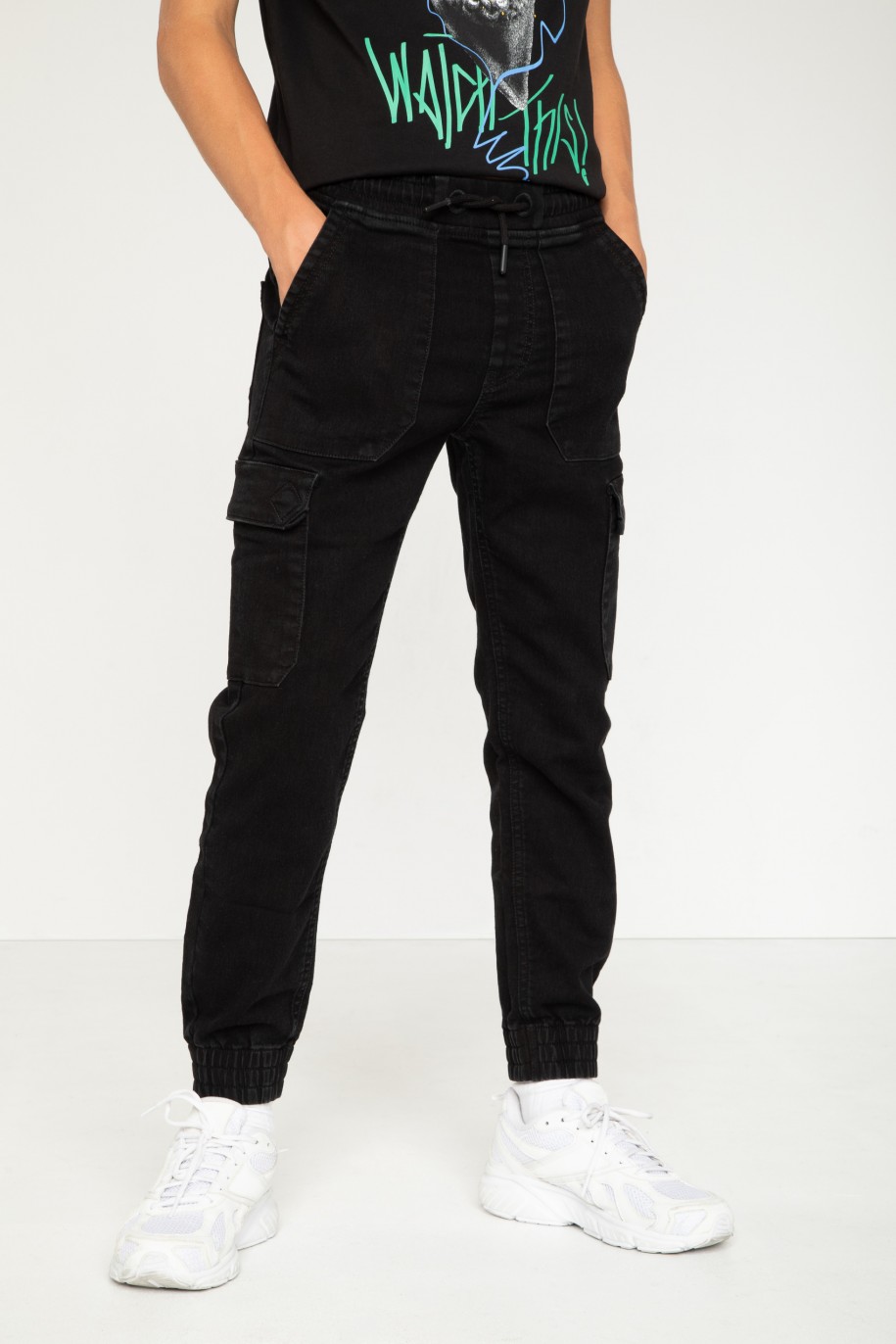Czarne jeansowe spodnie jogger - 44198