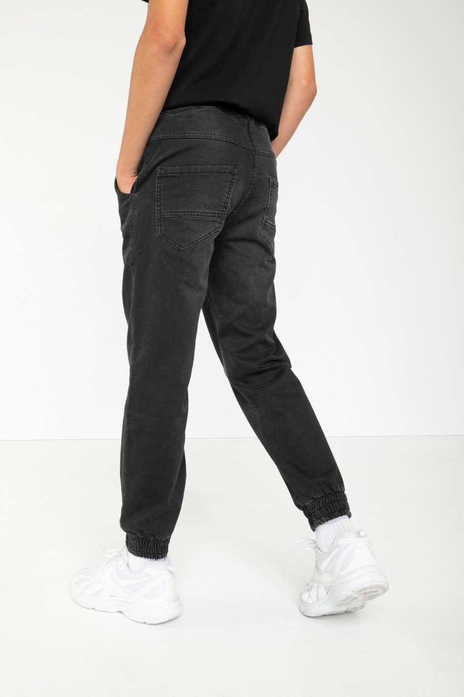 Czarne jeansowe spodnie joggery - 44517