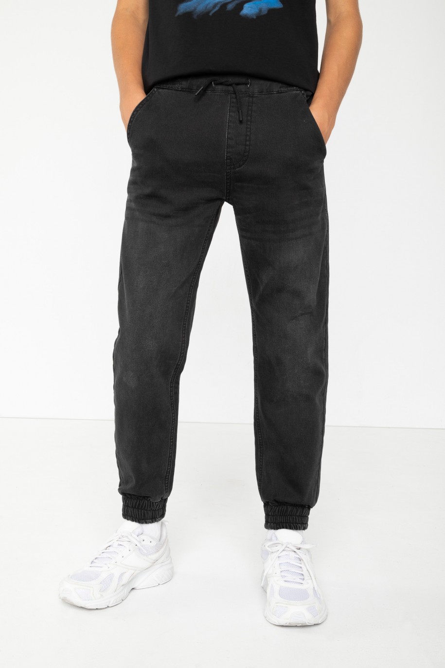 Czarne jeansowe spodnie joggery - 44518