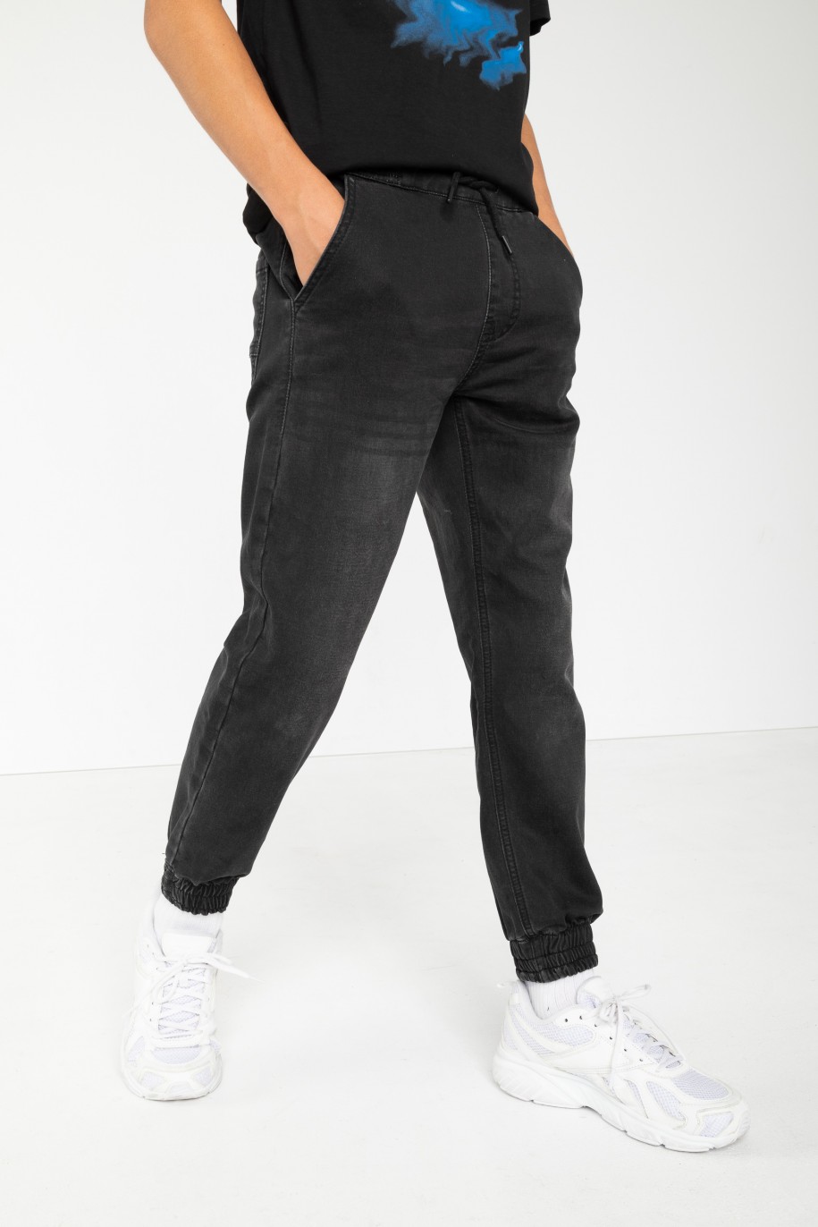 Czarne jeansowe spodnie joggery - 44519