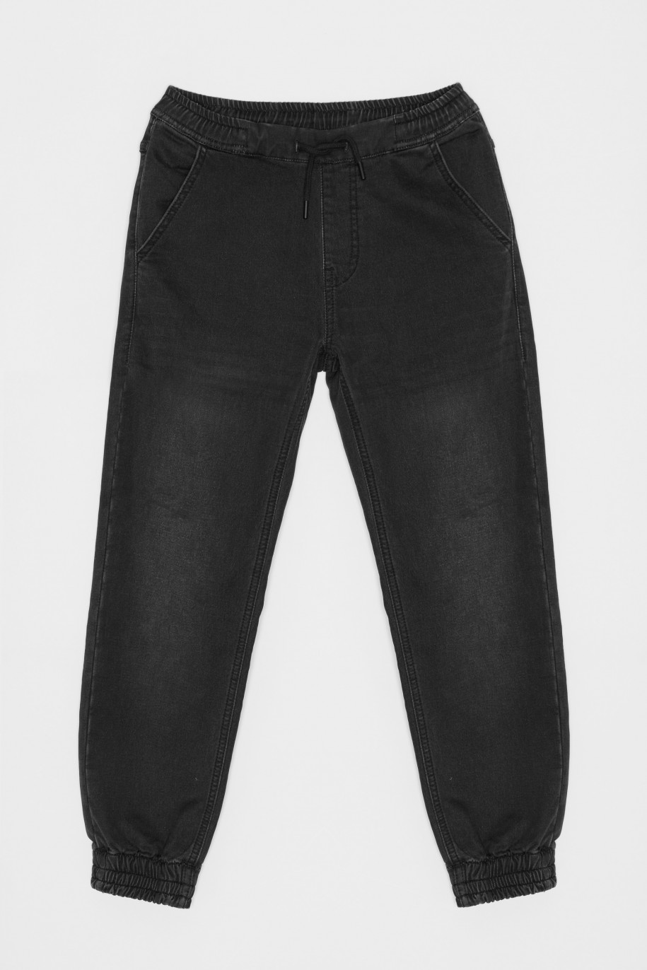 Czarne jeansowe spodnie joggery - 44520