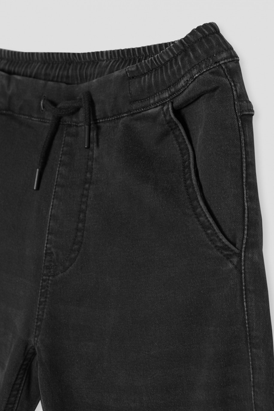 Czarne jeansowe spodnie joggery - 44521