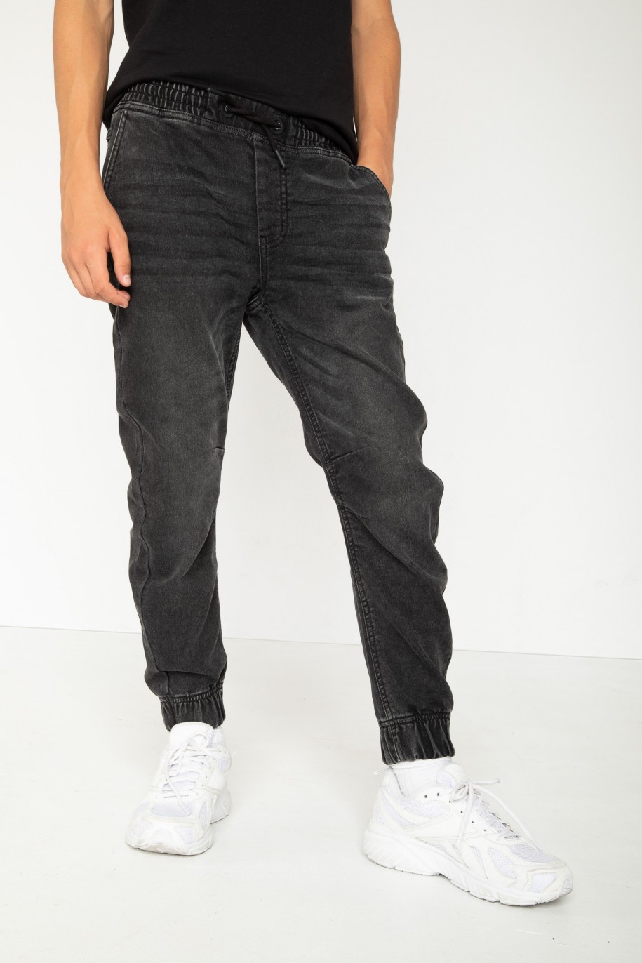 Szare spodnie jeansowe jogger - 44530