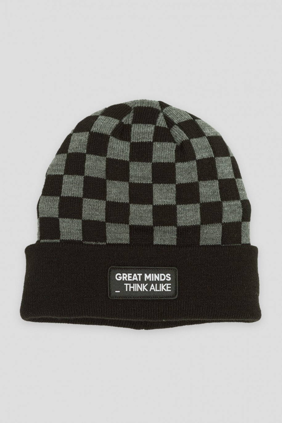 Czarna czapka z motywem szachownicy - 44567