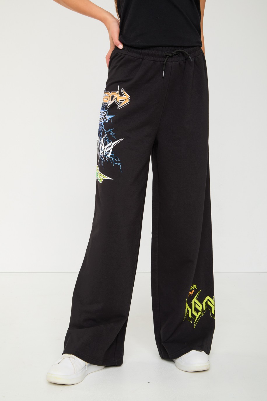 Czarne spodnie dresowe typu WIDE LEG z nadrukami - 44633