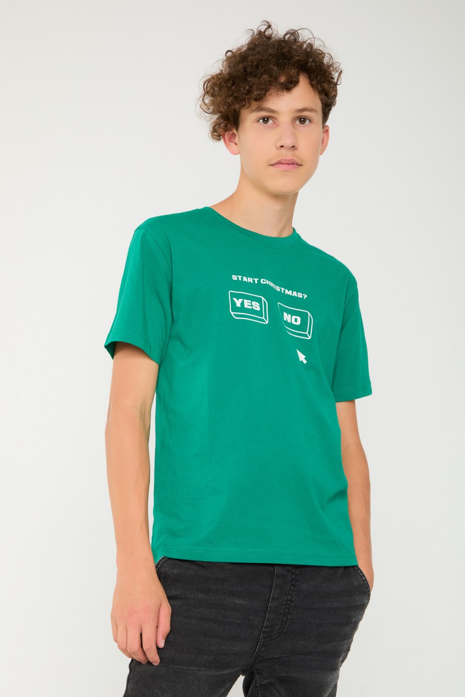 Zielony T-shirt ze świątecznym nadrukiem - 45057