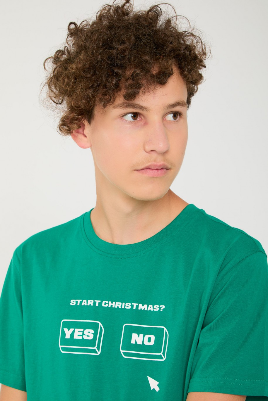 Zielony T-shirt ze świątecznym nadrukiem - 45060