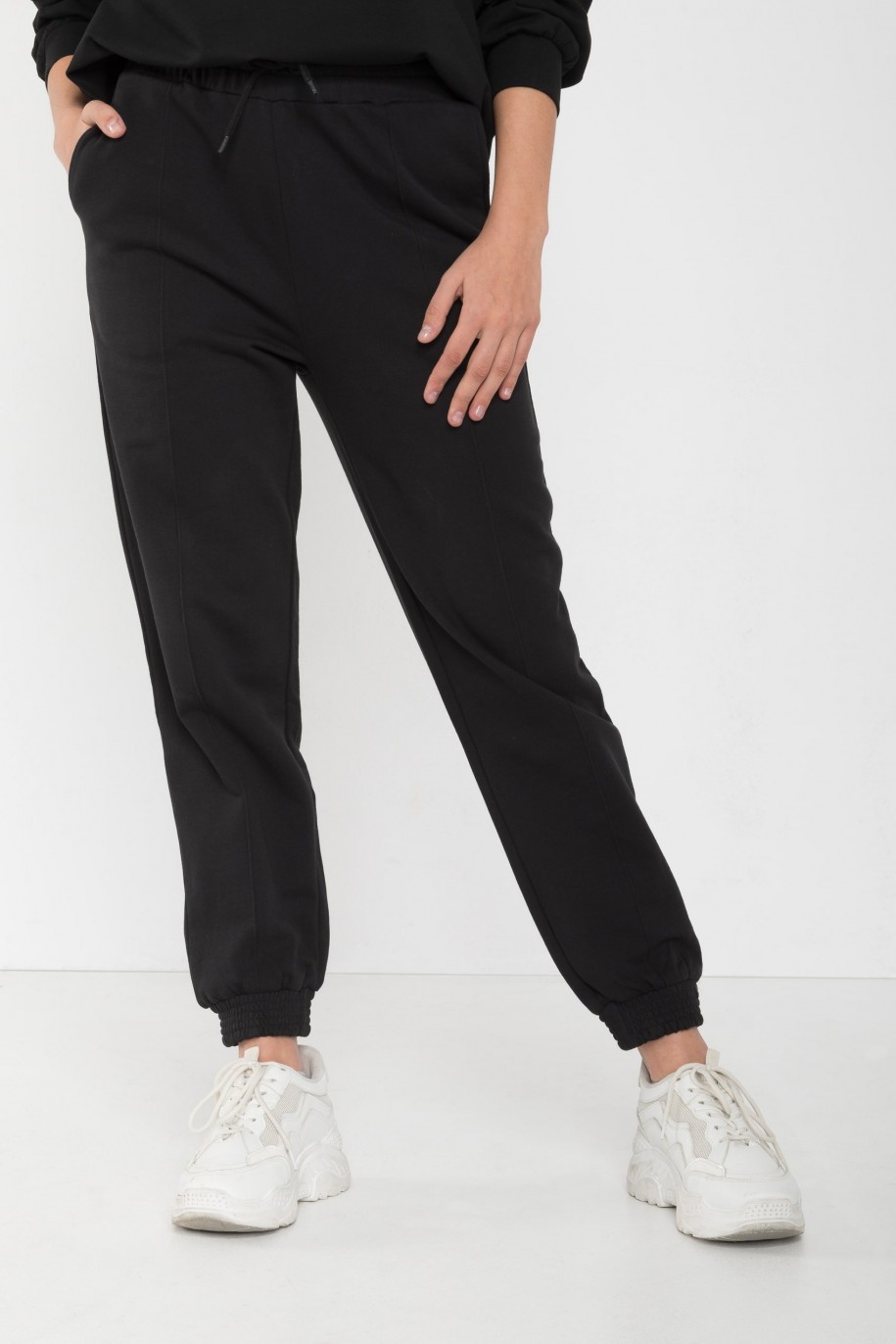 Czarne spodnie dresowe - 45203