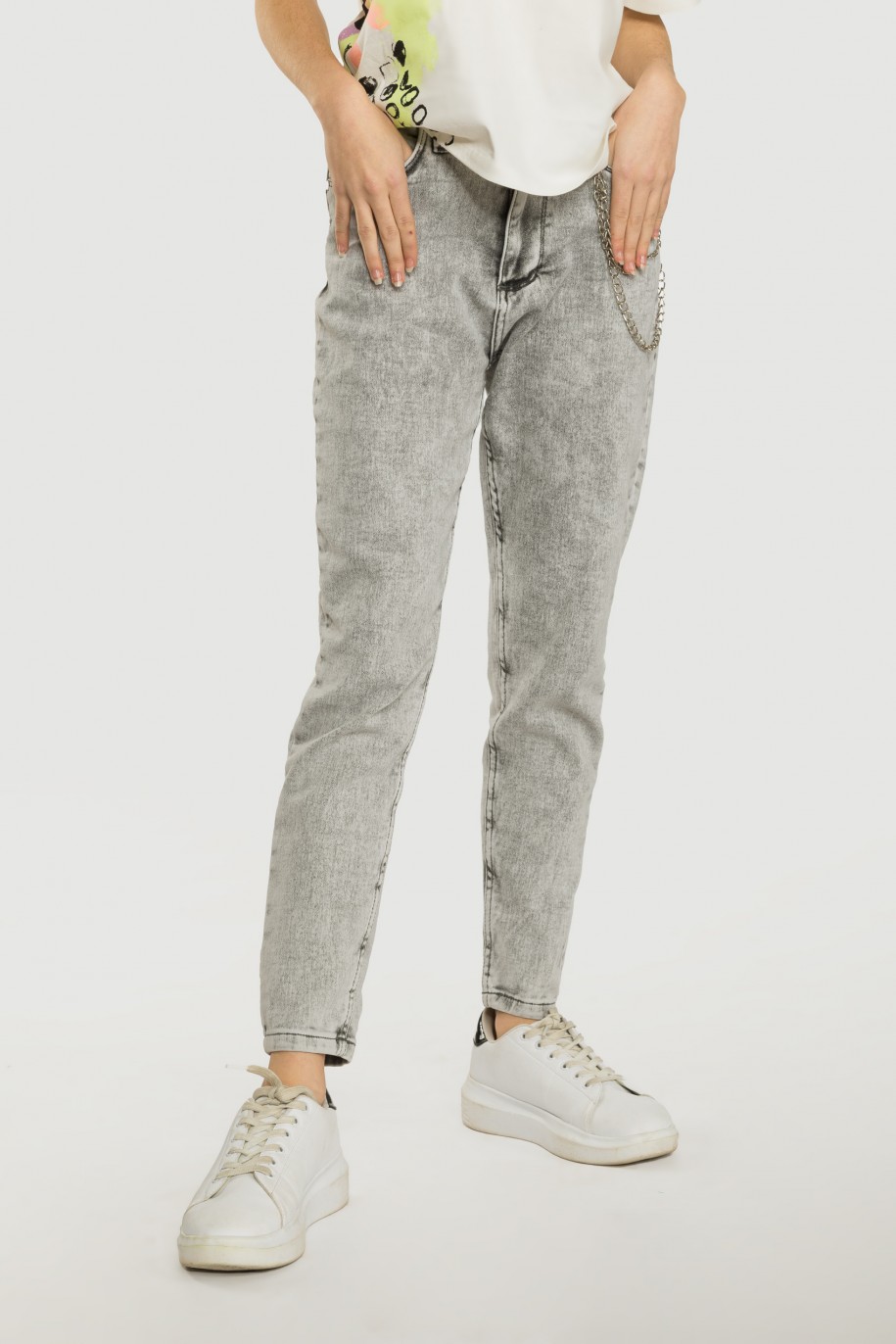 Szare jeansy typu baggy z ozdobnym łańcuszkiem - 45313