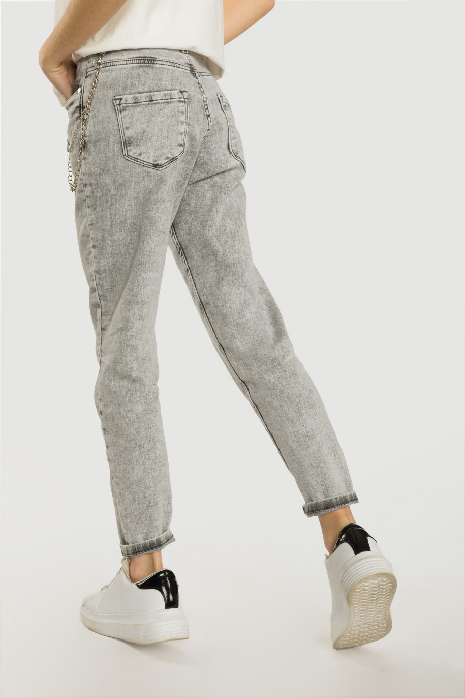 Szare jeansy typu baggy z ozdobnym łańcuszkiem - 45315