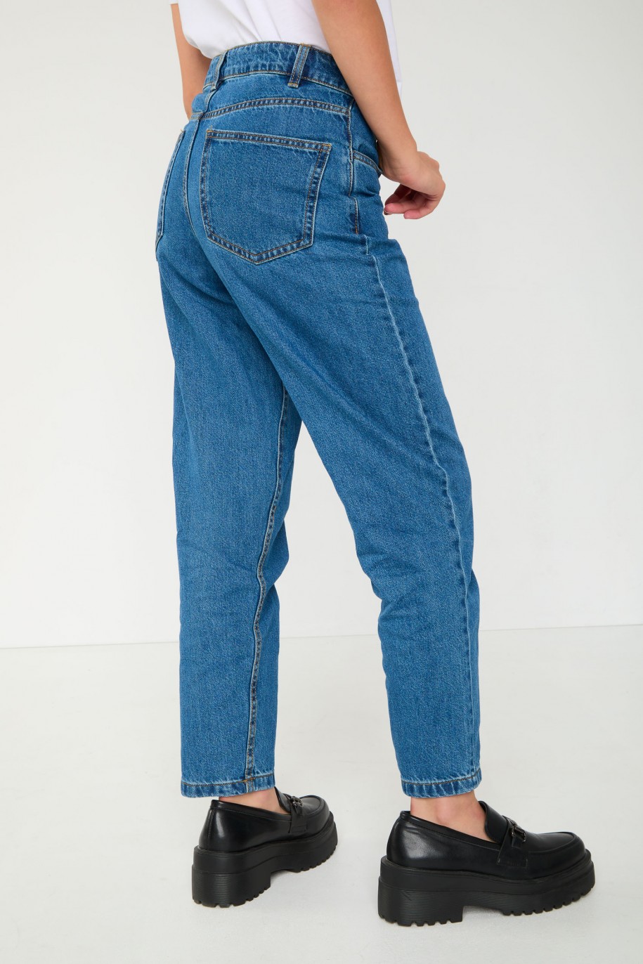 Niebieskie jeansy typu MOM FIT - 45362