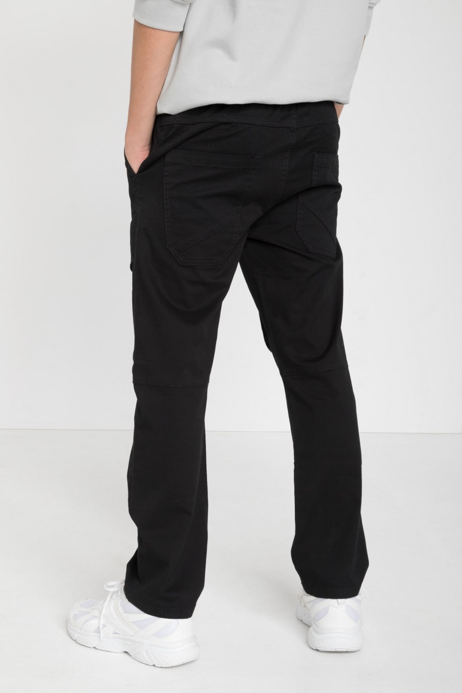 Czarne spodnie z prostymi nogawkami i kieszeniami cargo - 45366