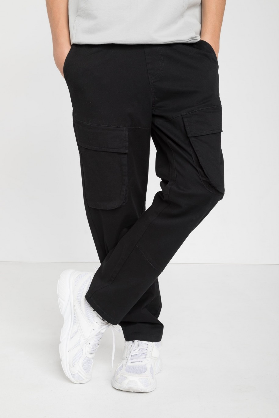 Czarne spodnie z prostymi nogawkami i kieszeniami cargo - 45367