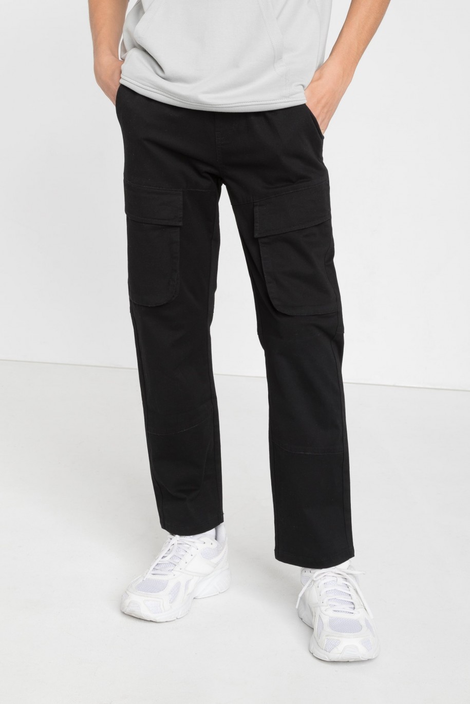 Czarne spodnie z prostymi nogawkami i kieszeniami cargo - 45368