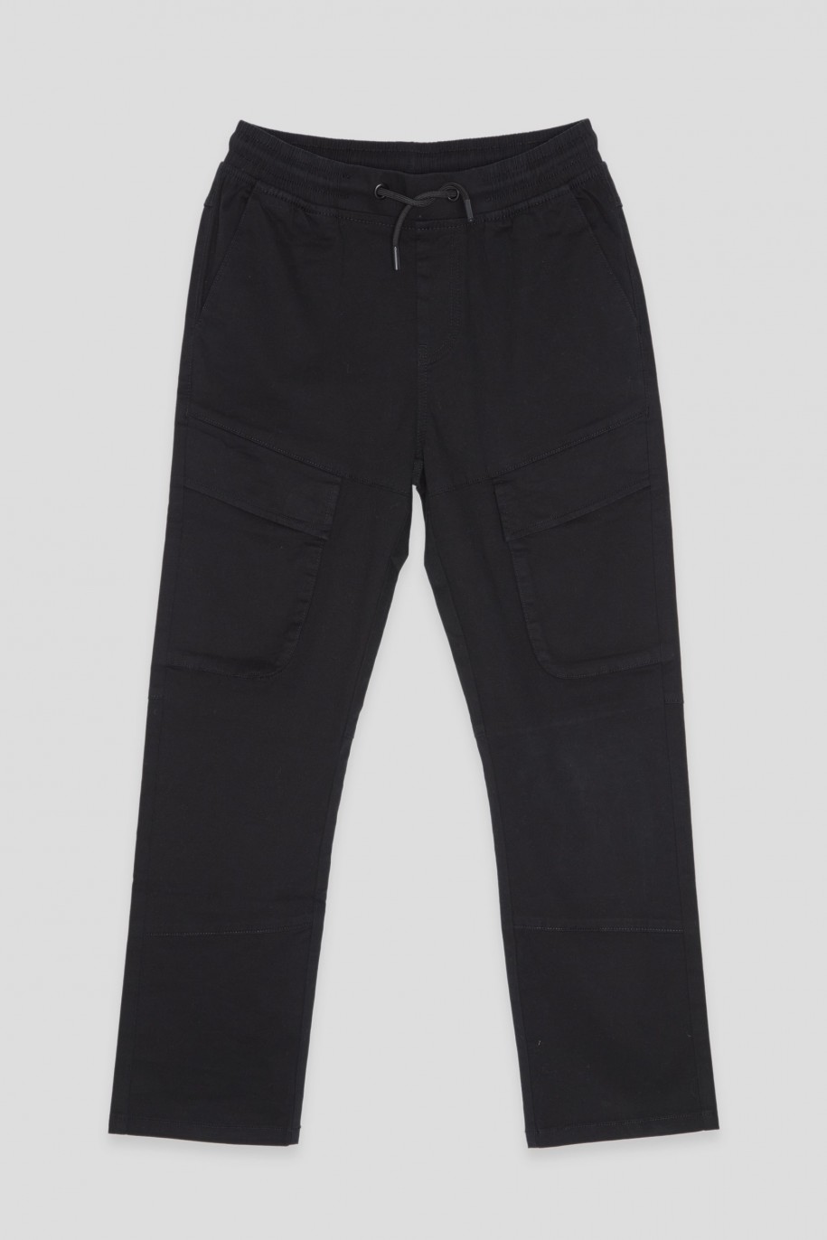 Czarne spodnie z prostymi nogawkami i kieszeniami cargo - 45369