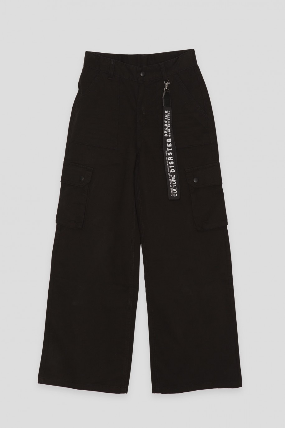 Czarne spodnie z szerokimi nogawkami i kieszeniami cargo - 45375