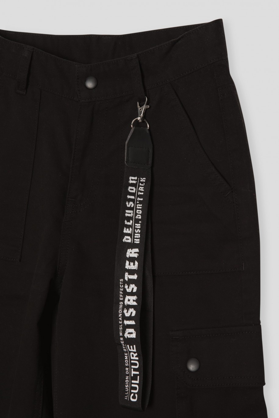 Czarne spodnie z szerokimi nogawkami i kieszeniami cargo - 45376