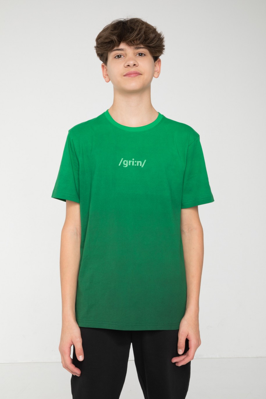 T-Shirt cieniowany w kolorze soczystej zieleni z nadrukiem na piersi - 45523