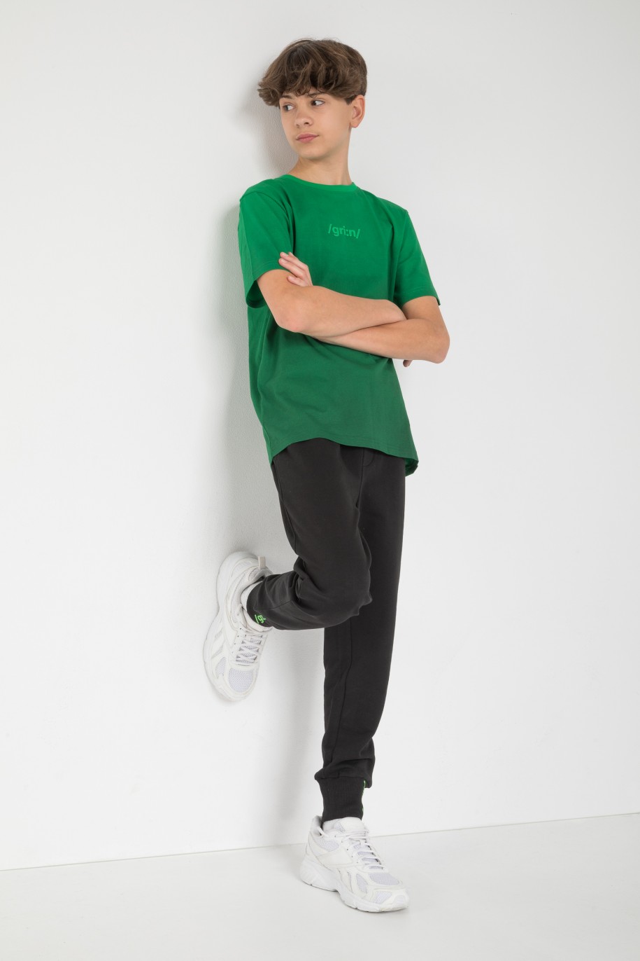 T-Shirt cieniowany w kolorze soczystej zieleni z nadrukiem na piersi - 45526