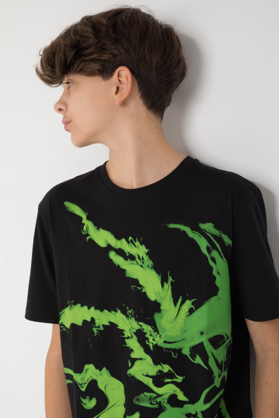 Czarny T-Shirt z nadrukiem w kolorze energetycznej zieleni - 45543