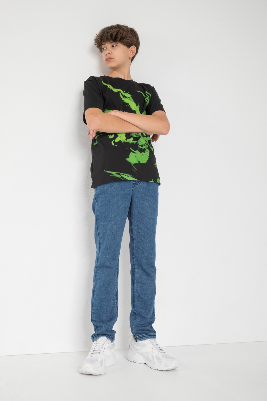 Czarny T-Shirt z nadrukiem w kolorze energetycznej zieleni - 45544