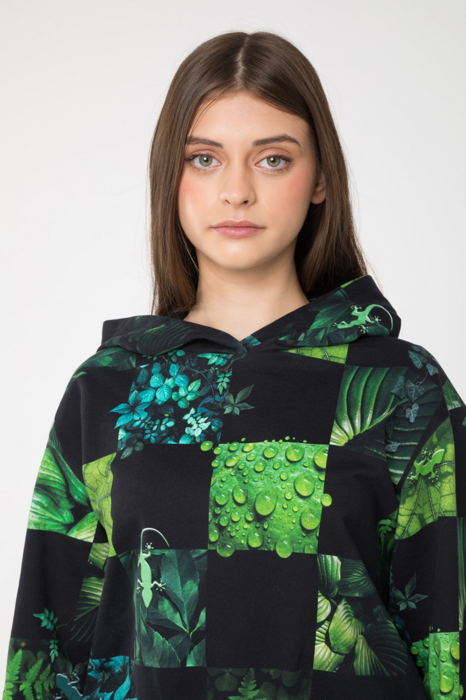 Czarna bluza z kapturem z nadrukiem w kolorze soczystej zieleni - 45581
