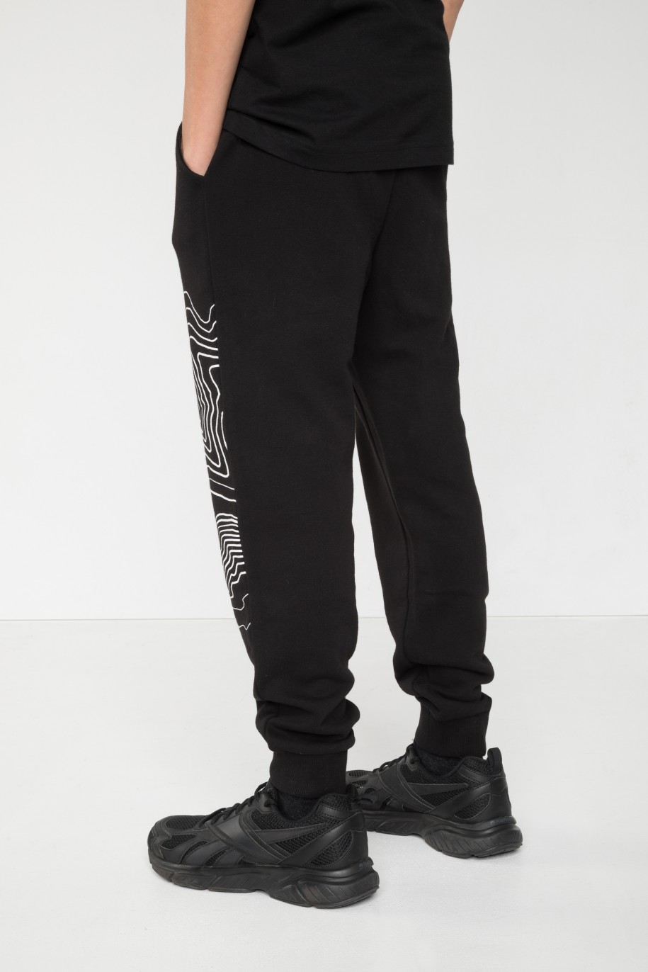 Czarne spodnie dresowe z nadrukiem na nogawce - 45636