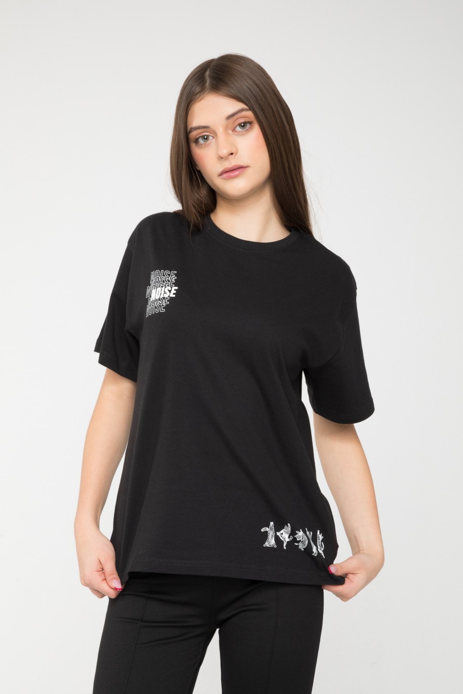 Czarny T-shirt z nadrukami z przodu i na plecach - 45649