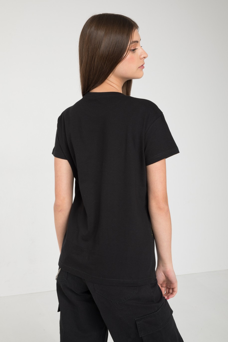 Czarny T-shirt z kolorowym nadrukiem z przodu - 45659
