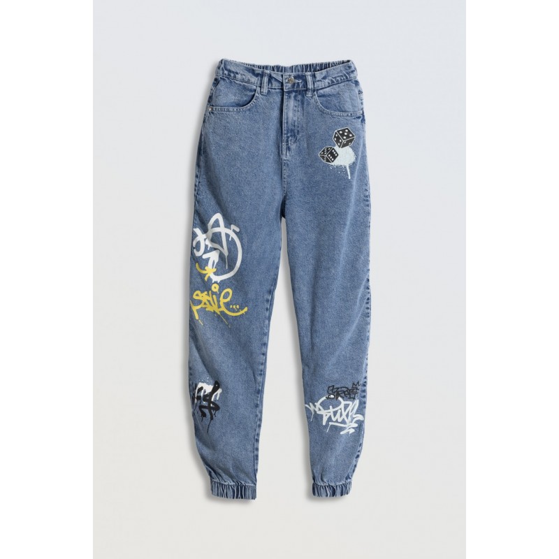 Niebieskie jeansy typu joggery z nadrukami na nogawkach - 45689