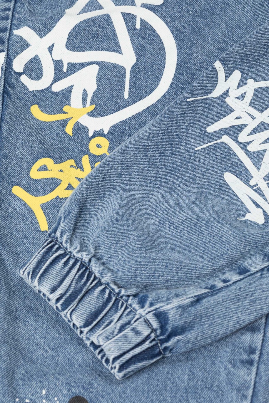 Niebieskie jeansy typu joggery z nadrukami na nogawkach - 45692