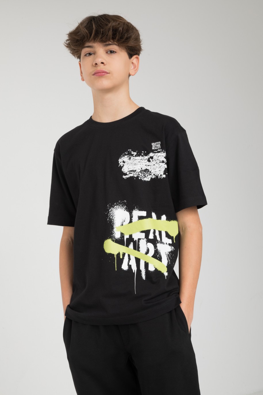 Czarny T-shirt z kolorowym nadrukiem z przodu - 45722