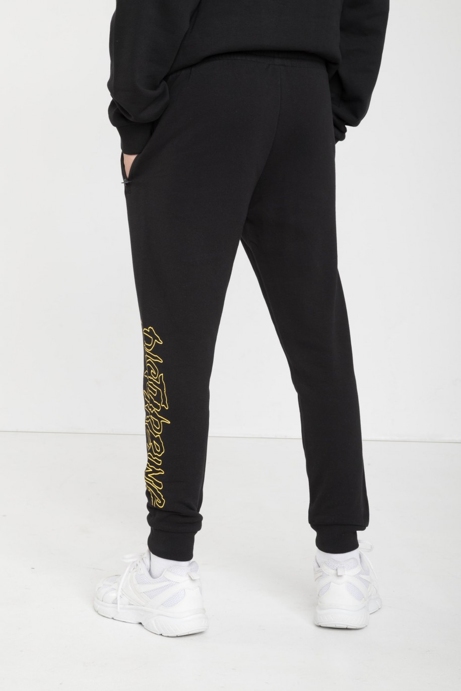Czarne spodnie dresowe z nadrukiem na nogawce - 45764